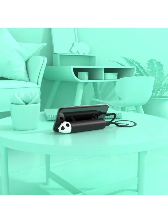 Powerbank panda 4800 mah czarny z wyświetlaczem LED na białym stole w salonie