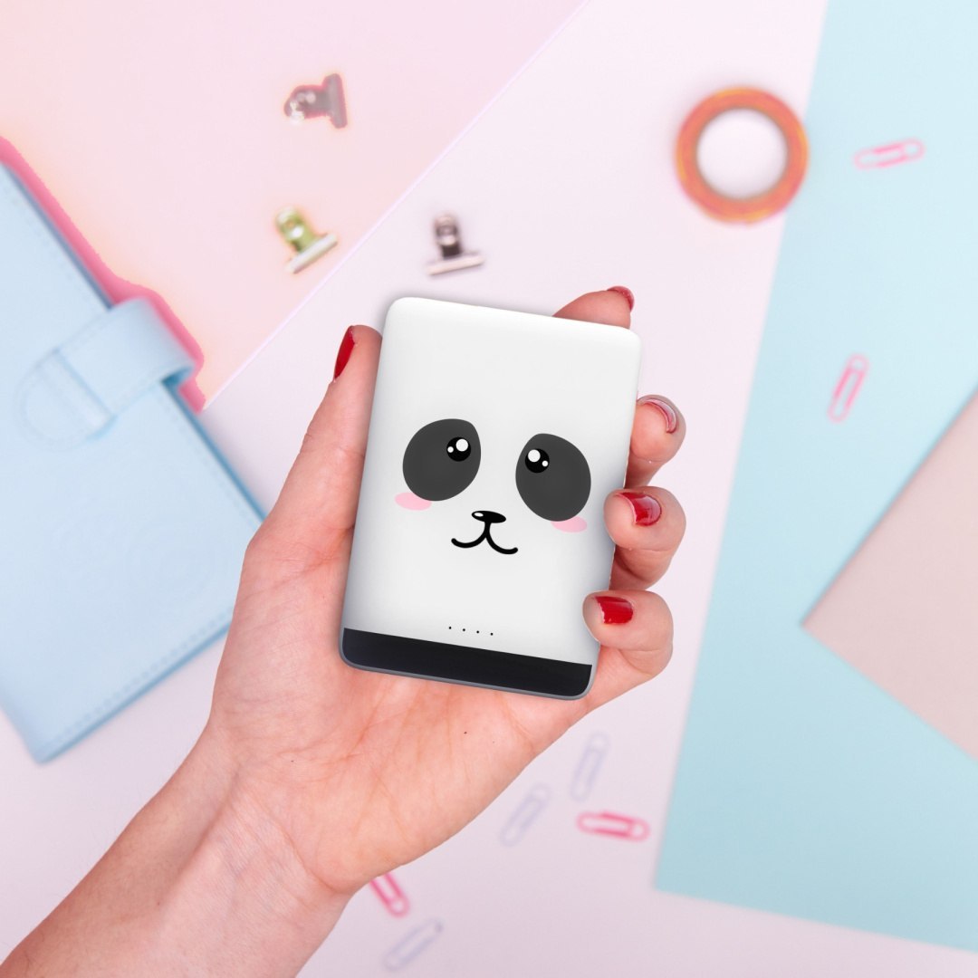 Powerbank panda 5000 mah firmy Yamann biały przenośny z uroczym wzorem pandy w dłoni
