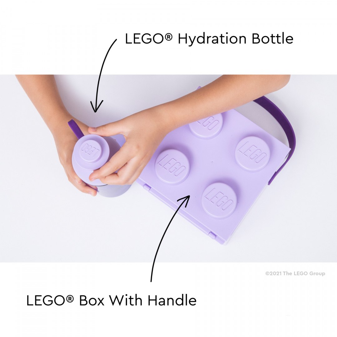 Fioletowa butelka LEGO 500 ml z logo obok pasującego pudełka z uchwytem