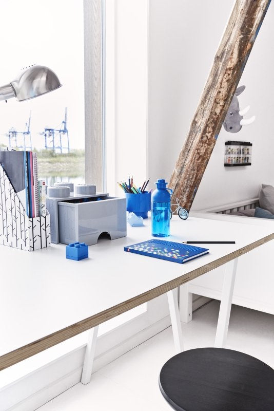 Butelka LEGO 500 ml fioletowa na białym biurku z akcesoriami w jasnym pokoju