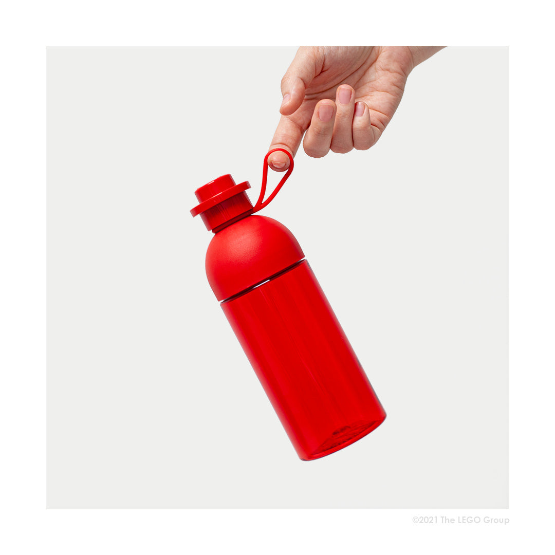 Czerwona butelka LEGO 500 ml z wygodnym uchwytem do przenoszenia ręką