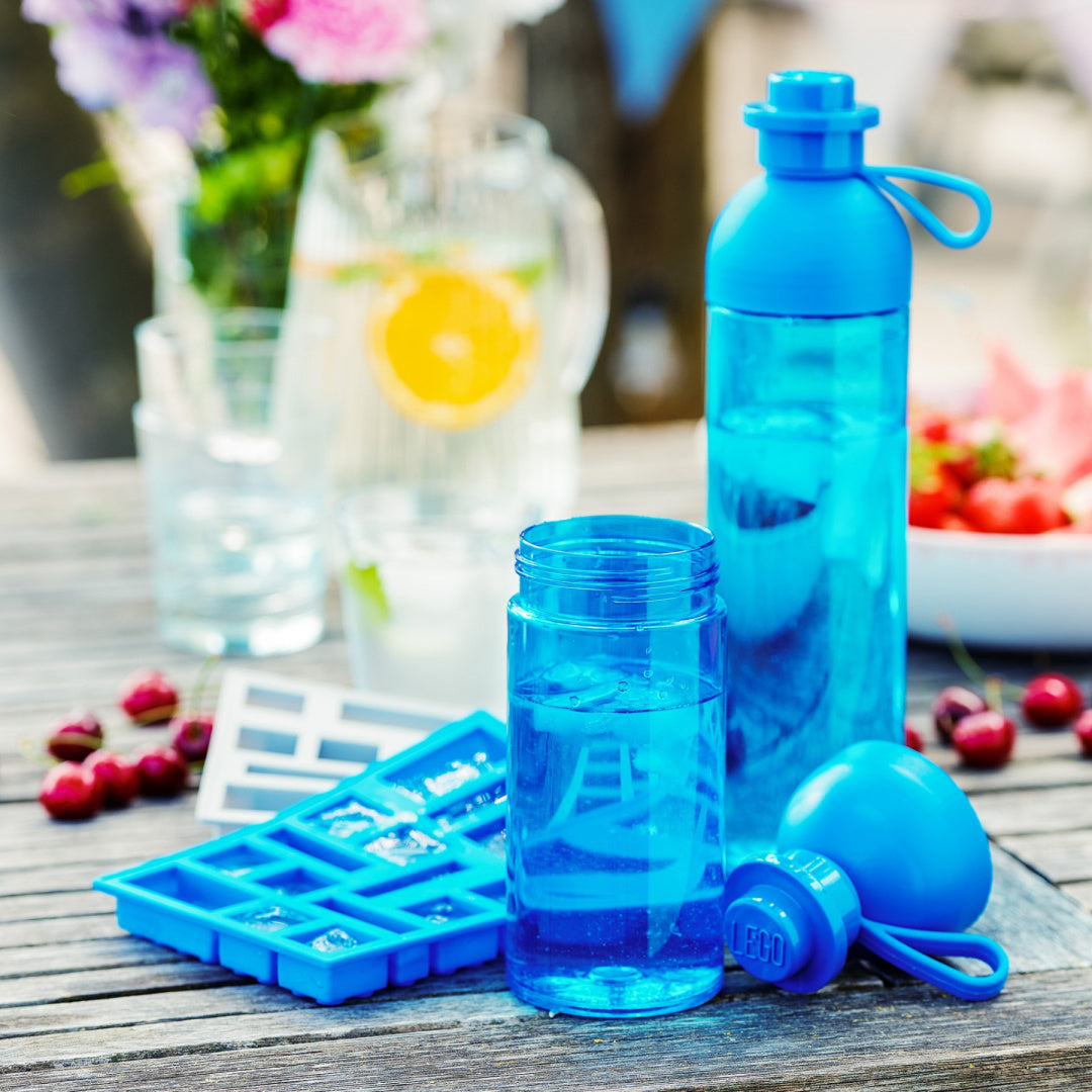 Niebieska butelka LEGO 500 ml z pokrywką i tace na kostki lodu na drewnianym stole