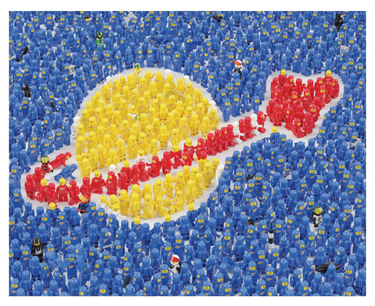 puzzle LEGO 1000 elementów przedstawiające logo NASA z figurkami LEGO w kolorach niebieskim, żółtym i czerwonym