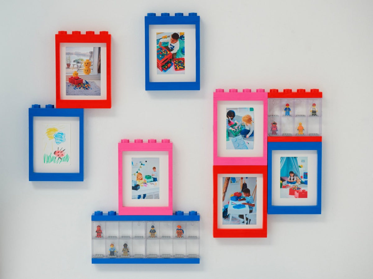 Różne kolorowe ramki LEGO na zdjęcia różowa i niebieska wiszące na ścianie z figurkami LEGO