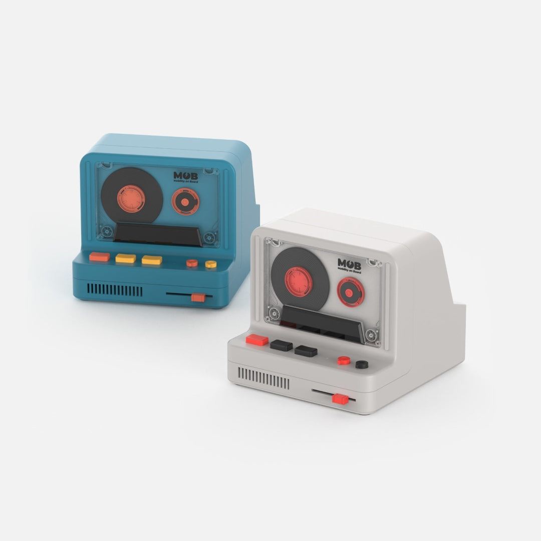 Retro głośnik bezprzewodowy Yamann w dwóch kolorach niebieskim i białym z przyciskami i stylizacją kasety