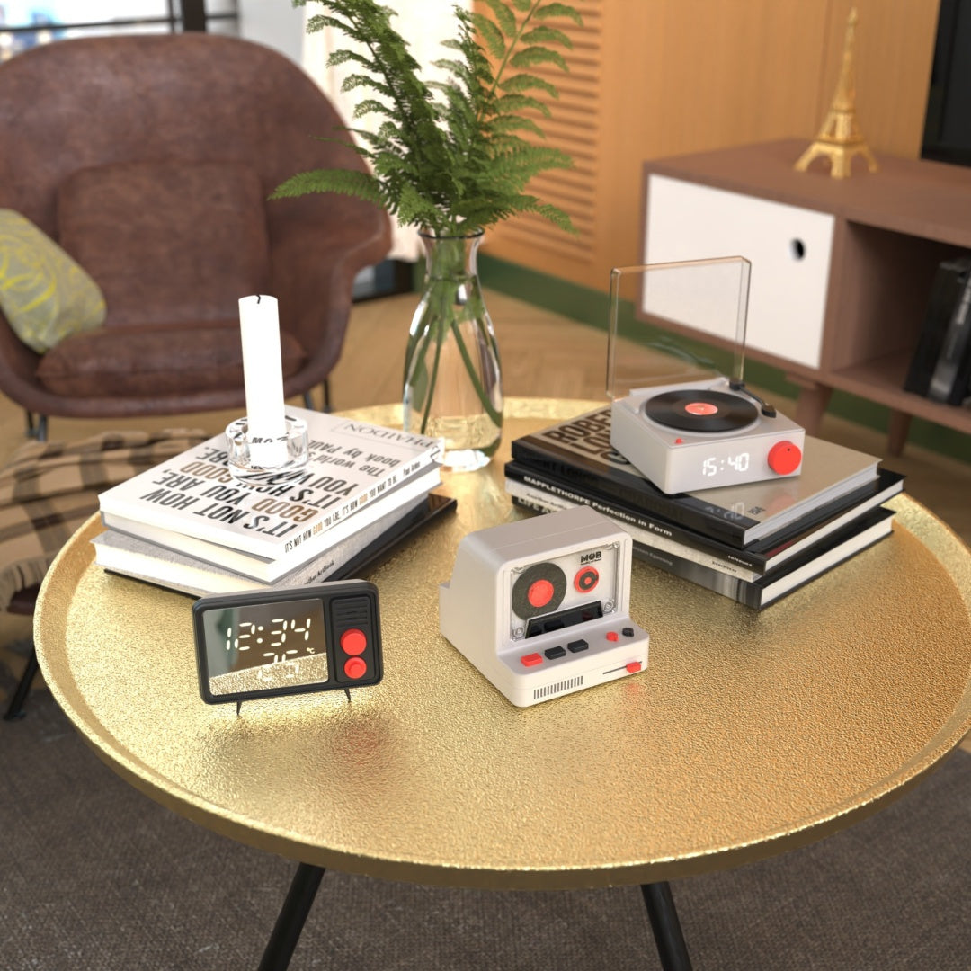 Yamann retro głośnik bezprzewodowy z funkcją radia i zegara na złotym stoliku