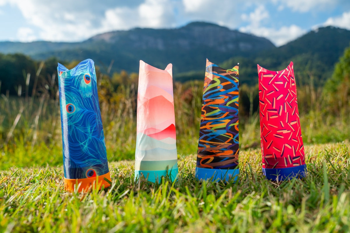 Zestaw kolorowych rzutek Waboba Airlyft stojących na trawie na tle gór i nieba