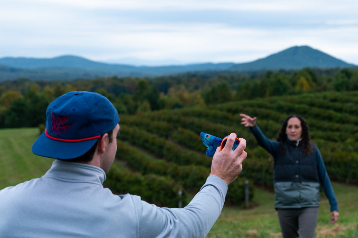 Gra w rzutkę Waboba Airlyft na zewnątrz między dwojgiem ludzi w zielonym terenie