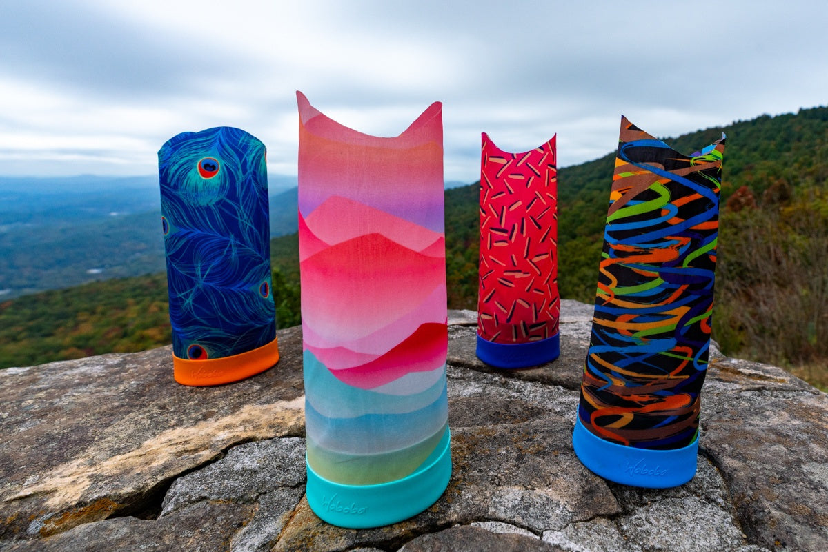 Kolorowe rzutki Waboba Airlyft ustawione na skale z widokiem na górski krajobraz