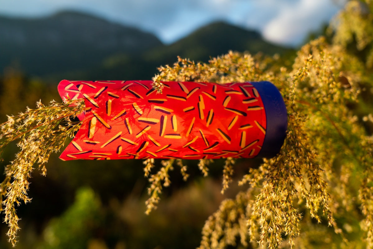 Rzutka Waboba Airlyft czerwona z kolorowym wzorem na tle naturalnego krajobrazu