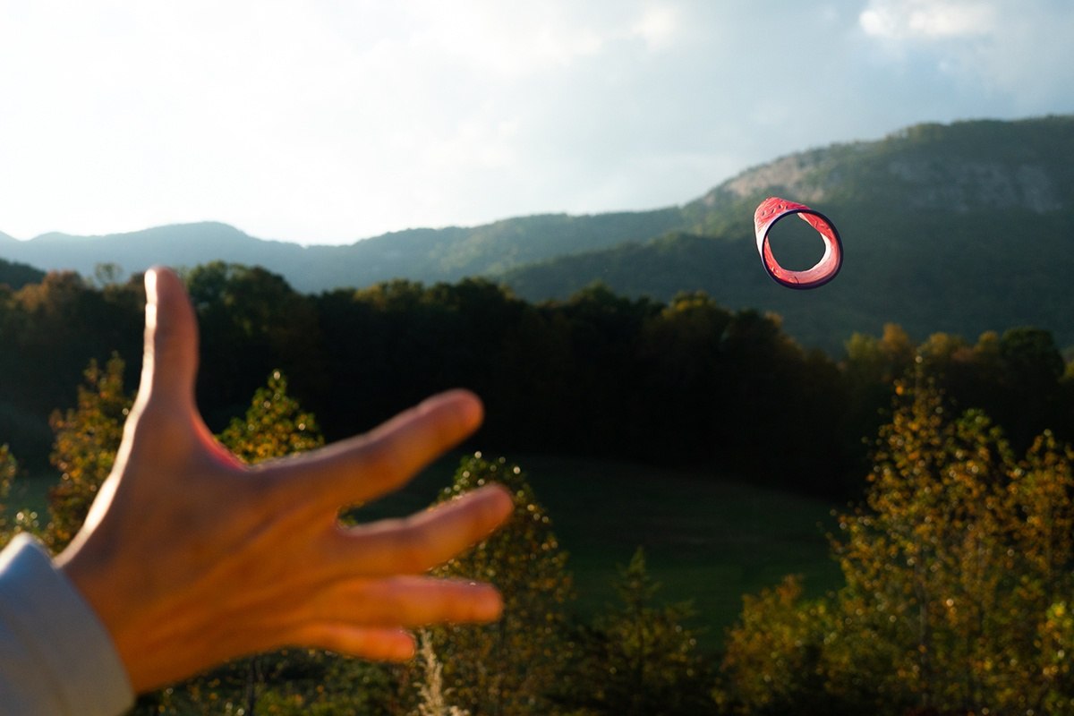 Rzutka Waboba Airlyft dla dzieci w locie podczas zabawy na świeżym powietrzu w górach