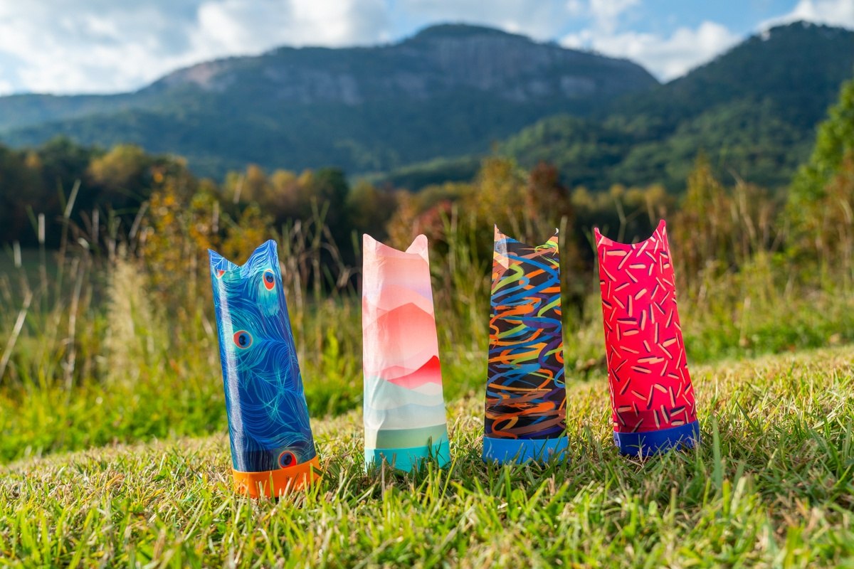 Kolorowe rzutki Waboba Airlyft ustawione na trawie na tle gór i zielonej przyrody