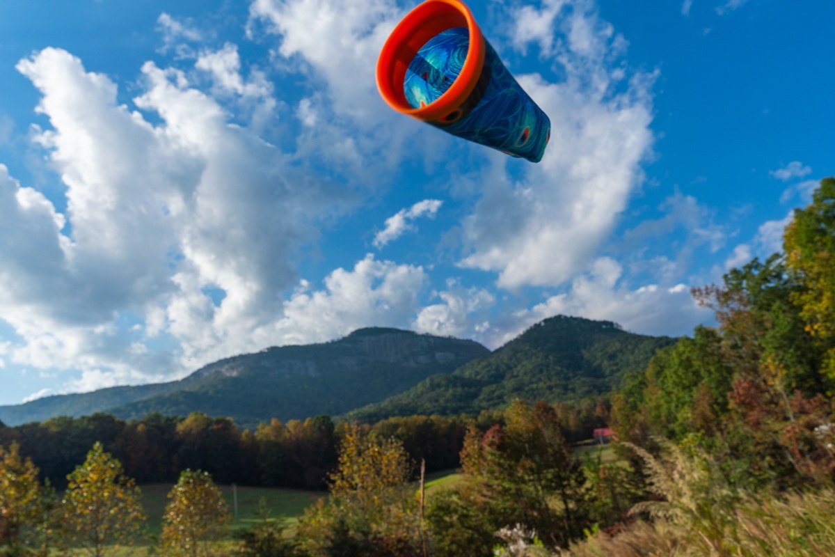 Rzutka Waboba Airlyft w locie na tle górskiego krajobrazu i nieba z chmurami