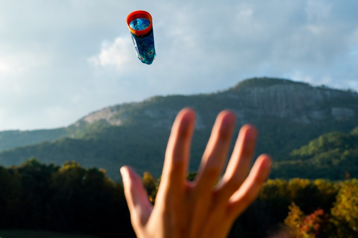 Rzutka Waboba Airlyft w locie nad górami podczas rzutu na zewnątrz