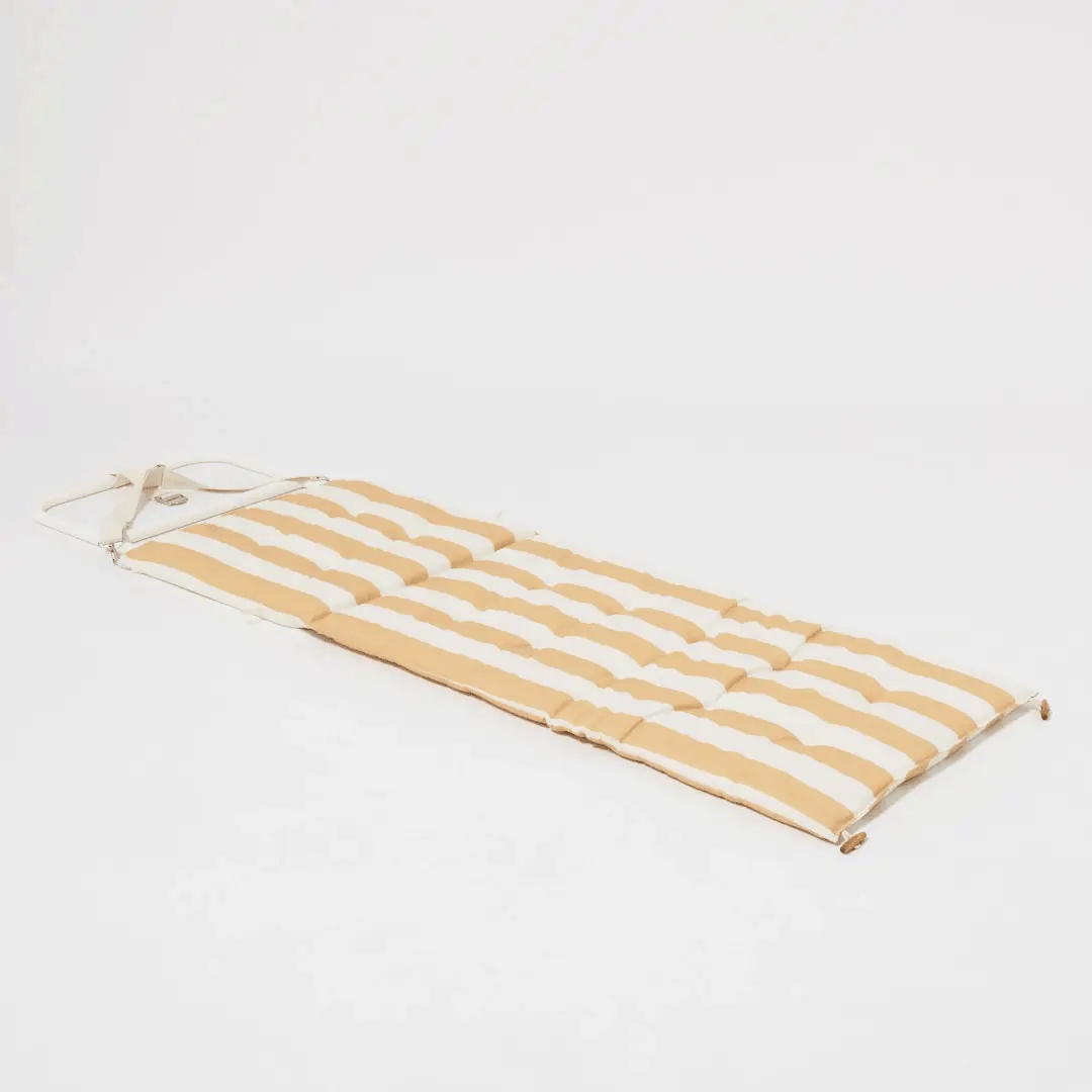 Beżowo-biały rozkładany leżak plażowy Sunny Life z paskami i miękką poduszką