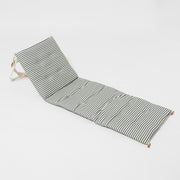 Rozkładany leżak plażowy Sunny Life z czarno-białym paskowanym materacem do odpoczynku na plaży