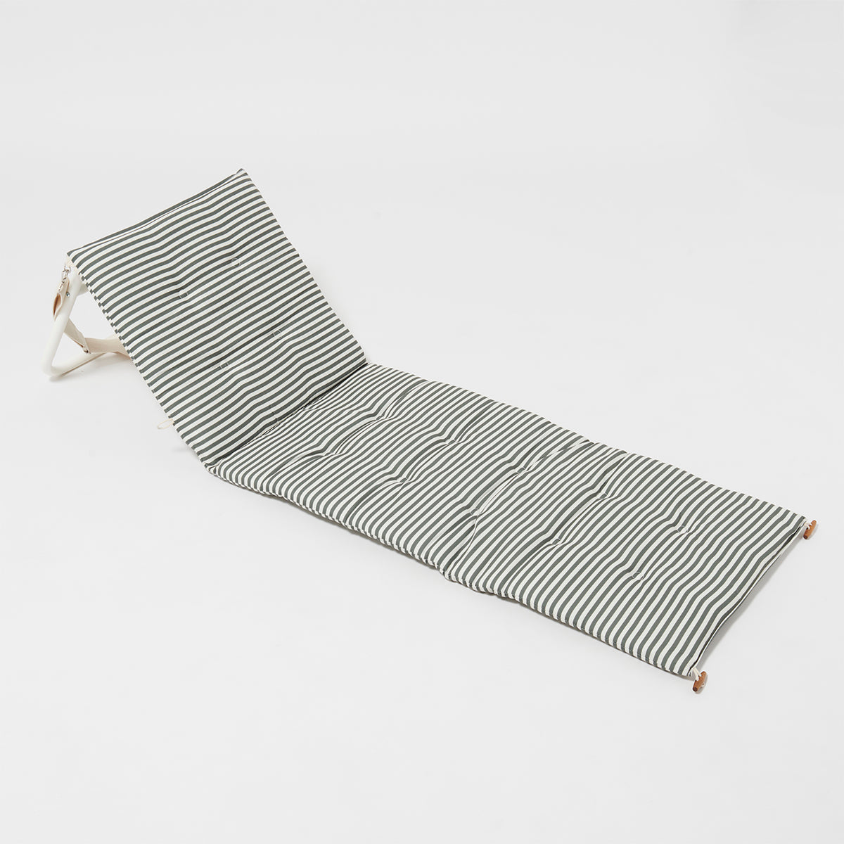 Rozkładany leżak plażowy Sunny Life z czarno-białym paskowanym materacem do odpoczynku na plaży