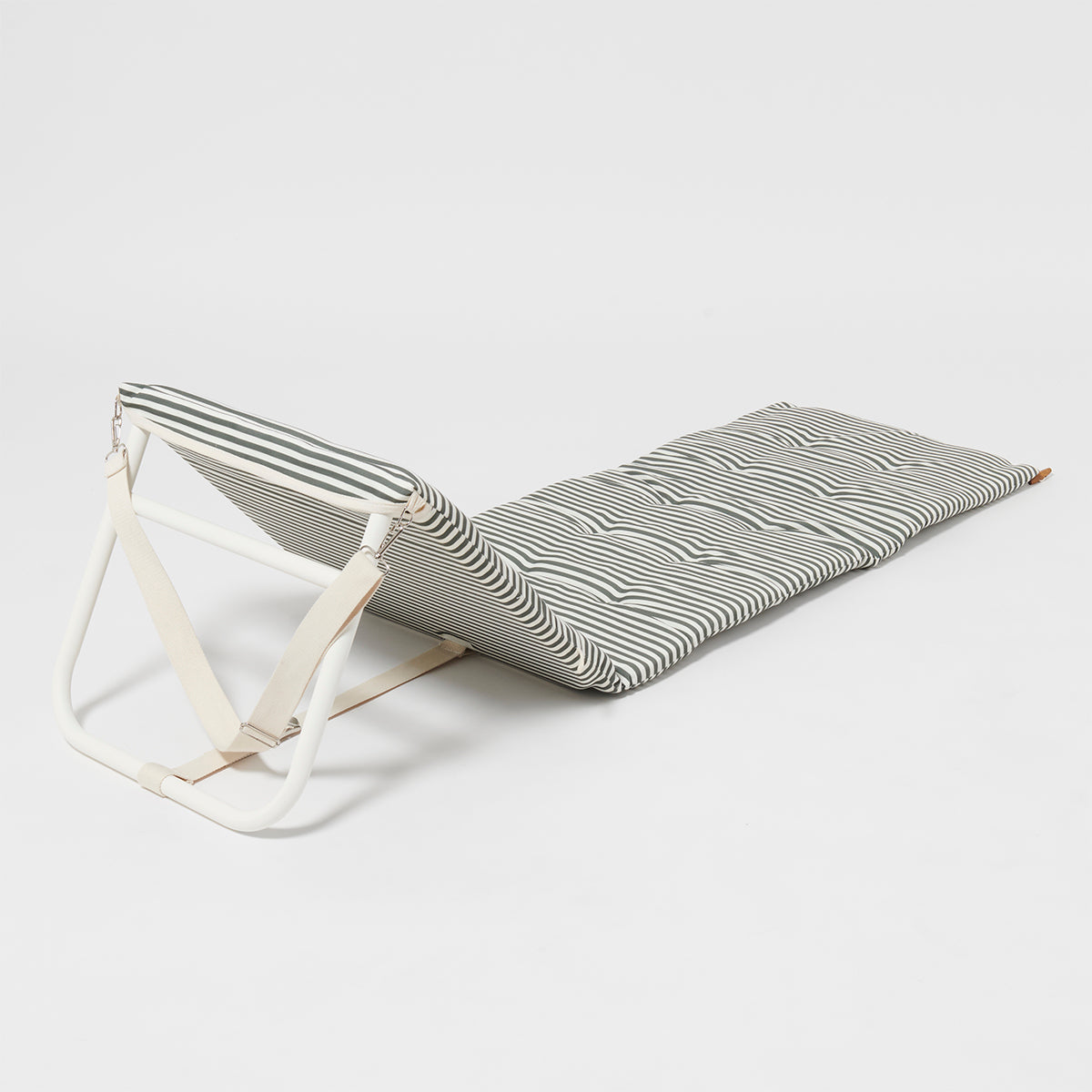 Rozkładany leżak plażowy Sunny Life z metalową ramą i paskiem w paski