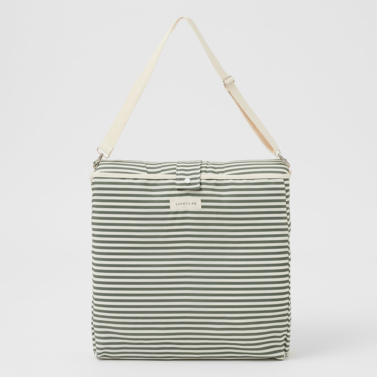 Torba na rozkładany leżak plażowy Sunny Life w zielono-białe paski z regulowanym paskiem na ramię