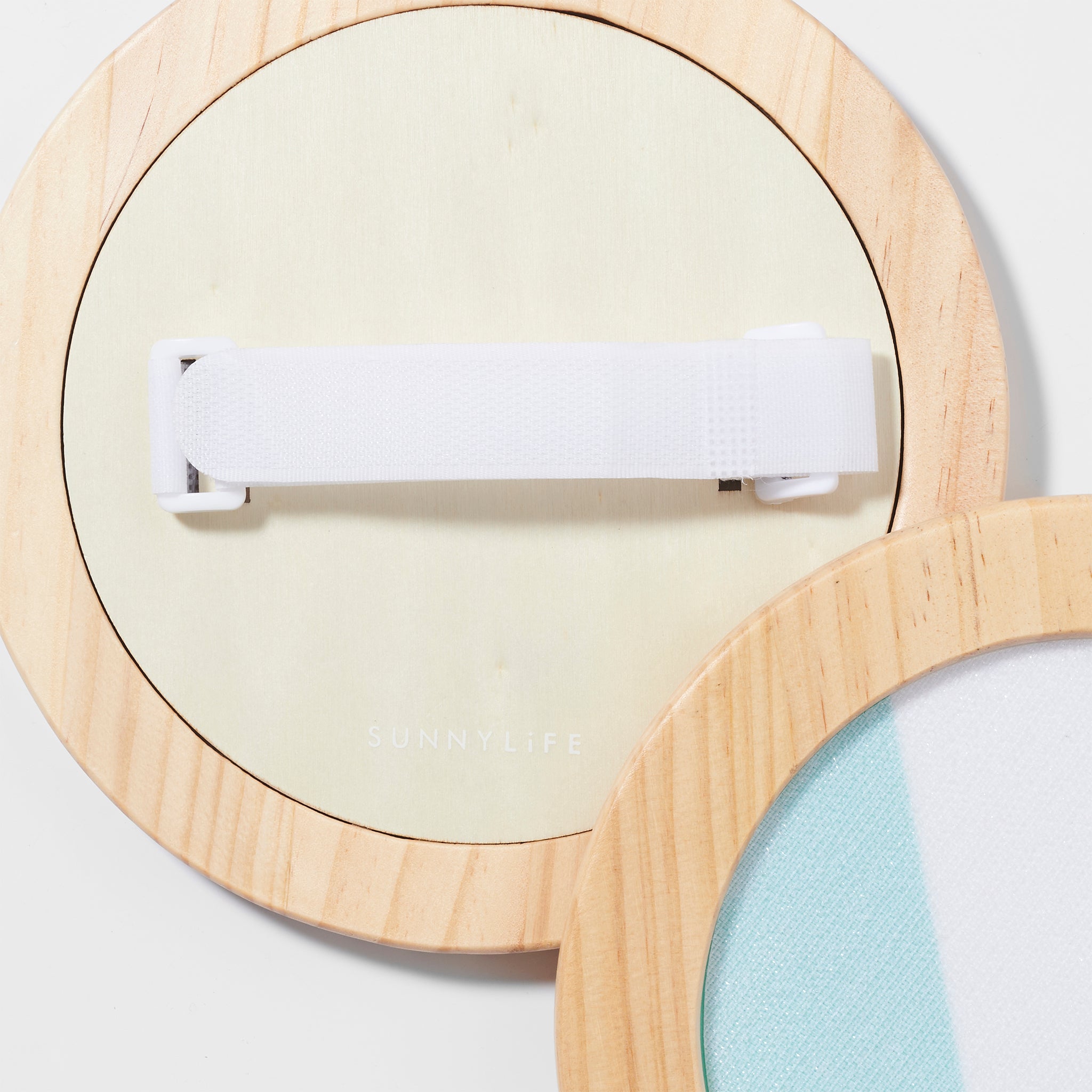 Zestaw do gry w piłkę plażową SUNNY LIFE z drewnianymi rakietami i białymi paskami