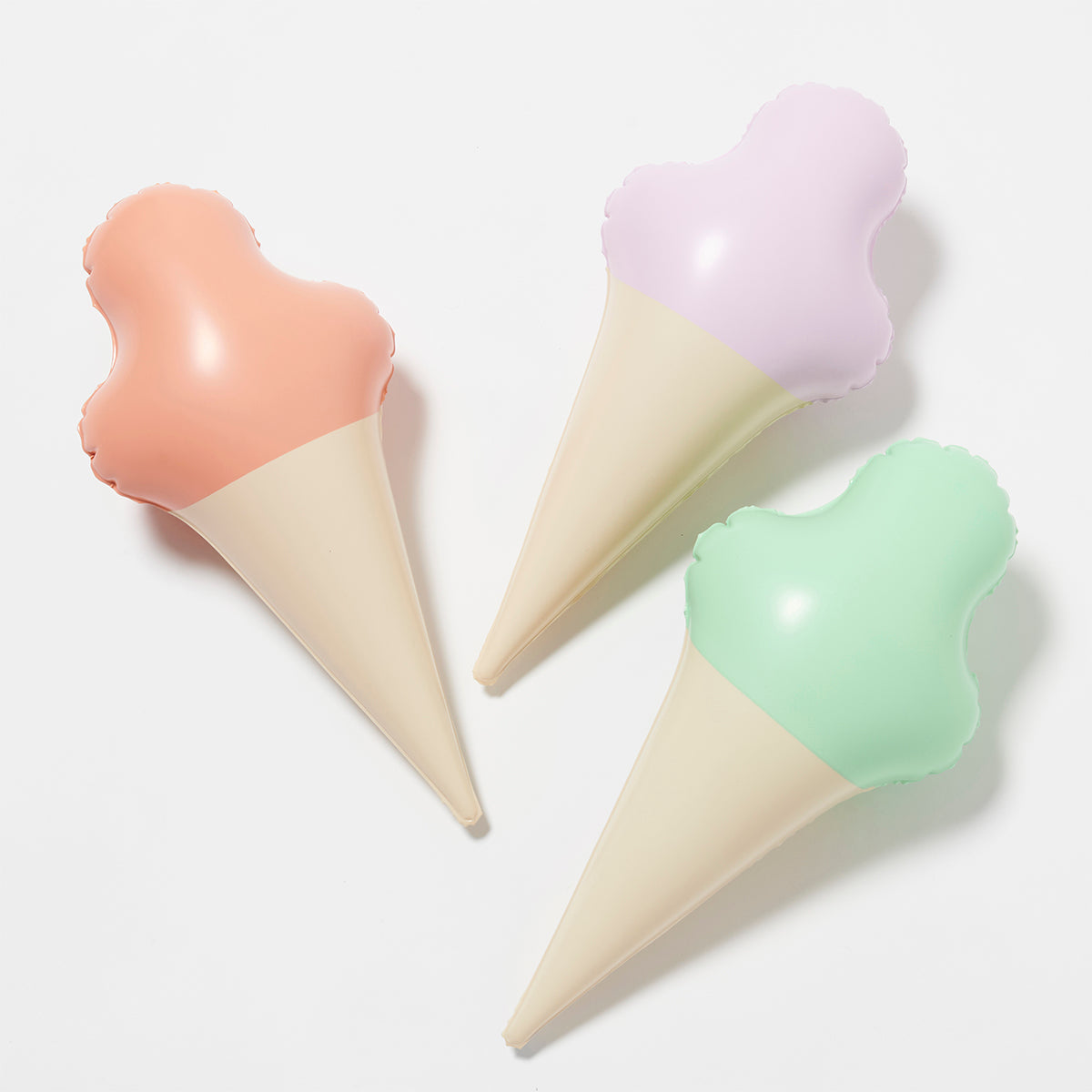 Nadmuchiwany domek dla dzieci w kształcie kolorowych rożków lodów od SUNNY LIFE