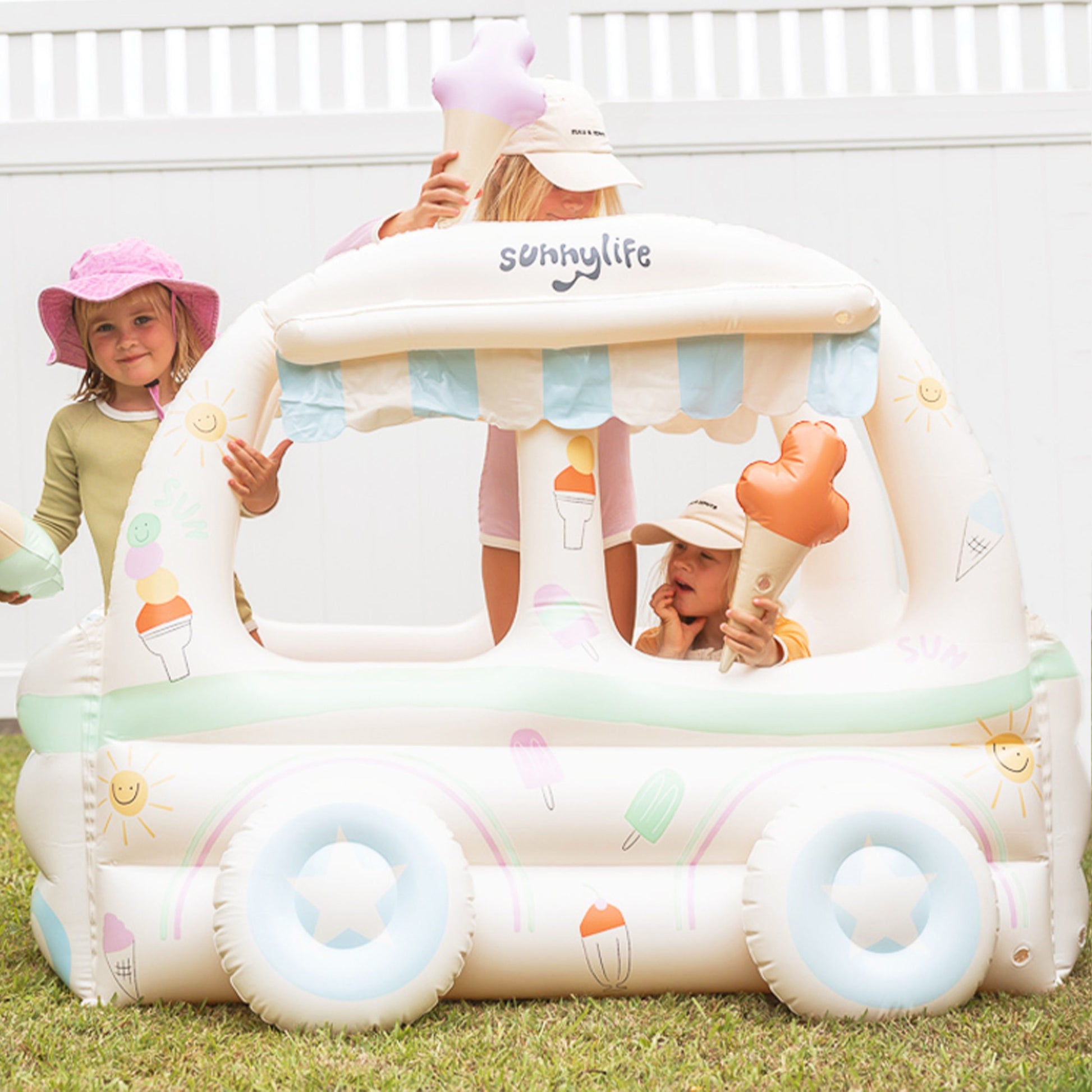 Nadmuchiwany domek dla dzieci Sunny Life w kształcie auta z lodami do zabawy na trawie