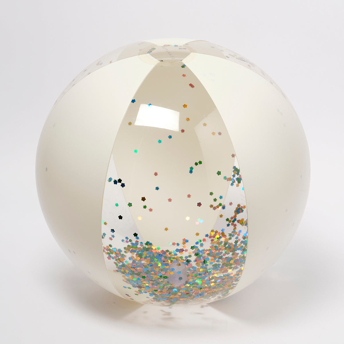 Przezroczysta nadmuchiwana piłka plażowa z brokatem marki LOQI na białym tle