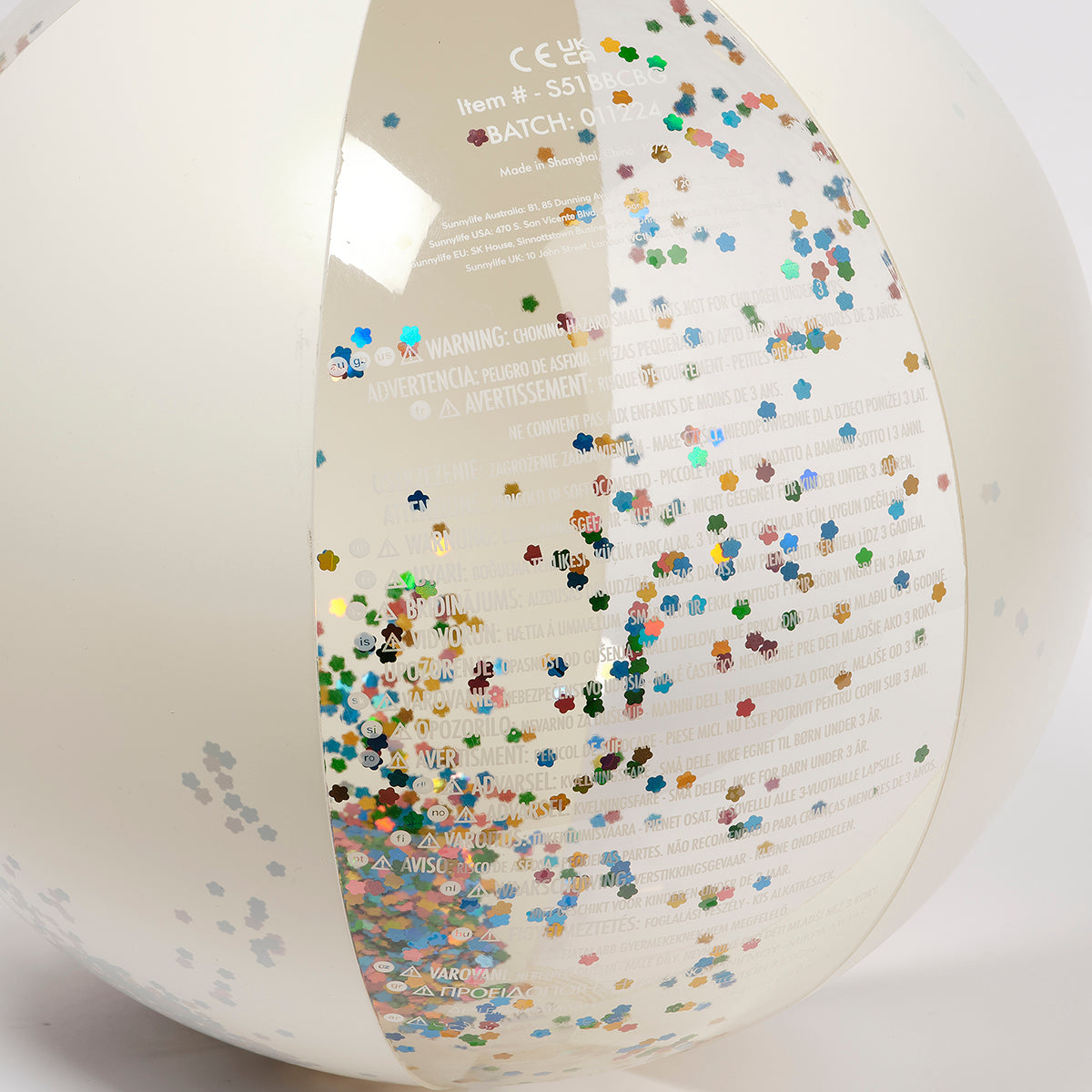 Nadmuchiwana piłka plażowa z brokatem marki LOQI w przezroczystym kolorze z wielokolorowymi konfetti