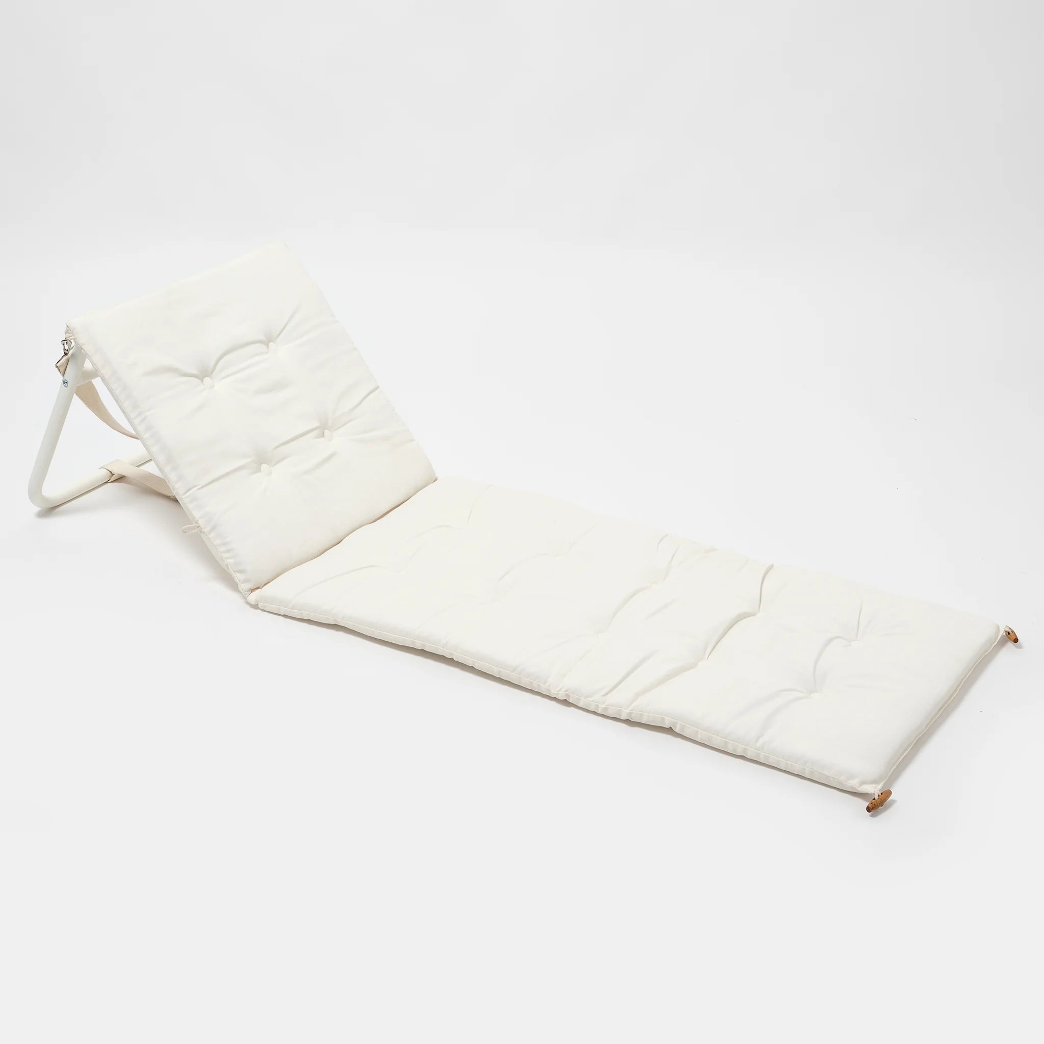 Biały rozkładany leżak plażowy z miękkim, pikowanym materacem od Sunny Life