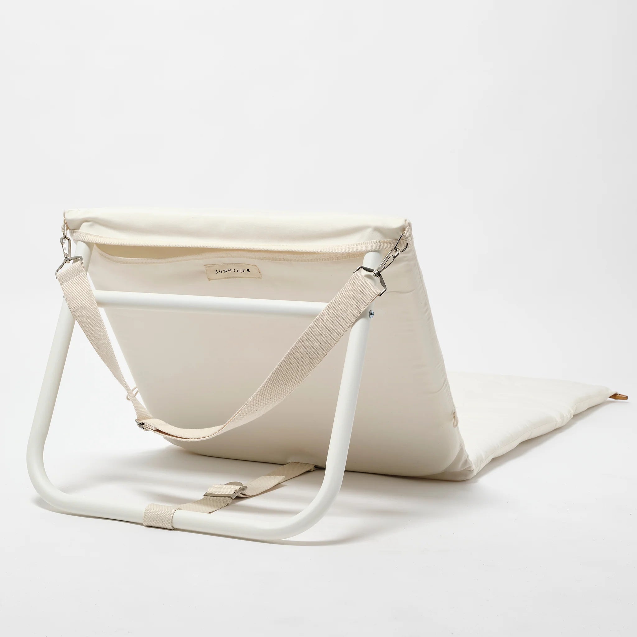 Biały rozkładany leżak plażowy Sunny Life z metalową ramą i paskiem do przenoszenia