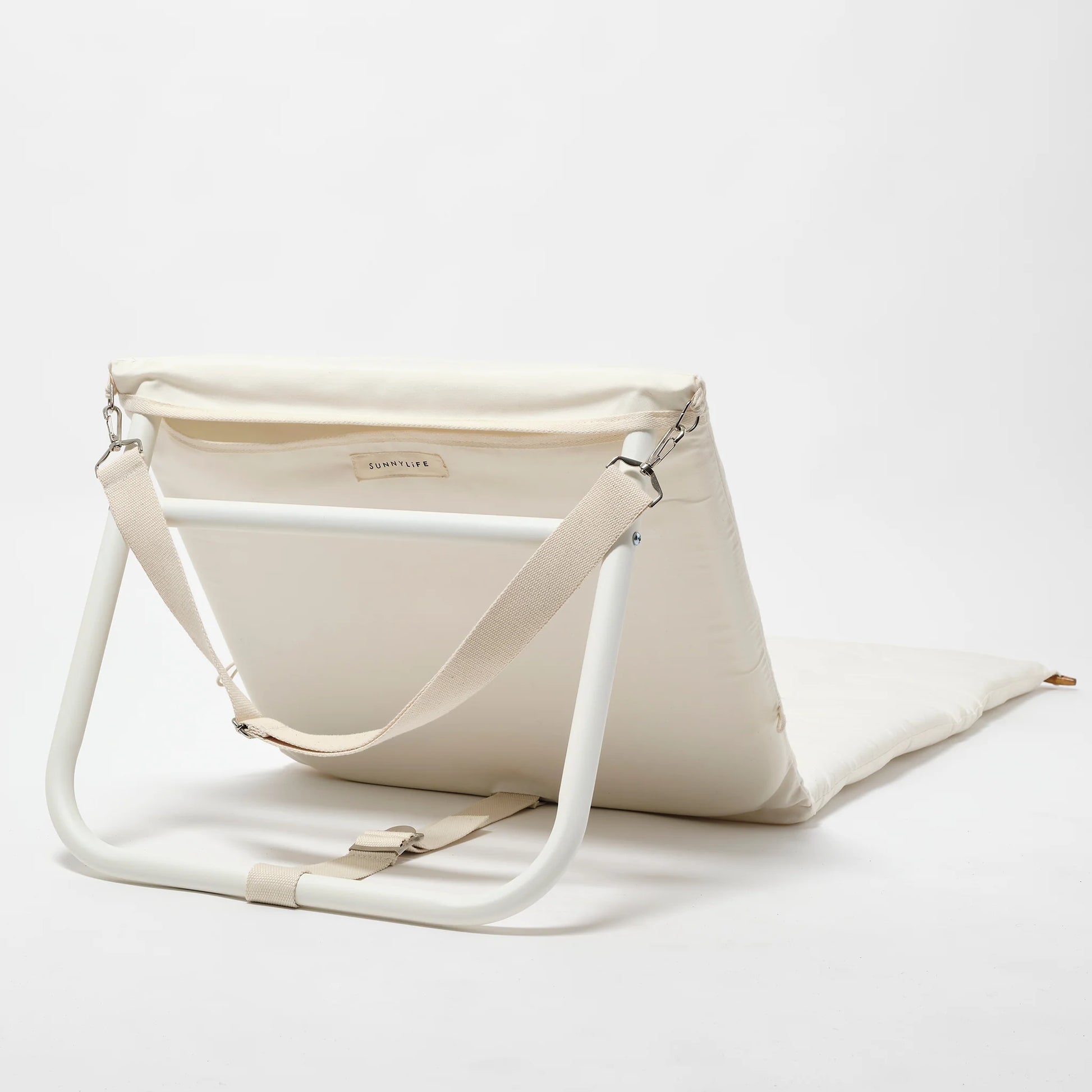 Biały rozkładany leżak plażowy Sunny Life z metalową ramą i paskiem do przenoszenia