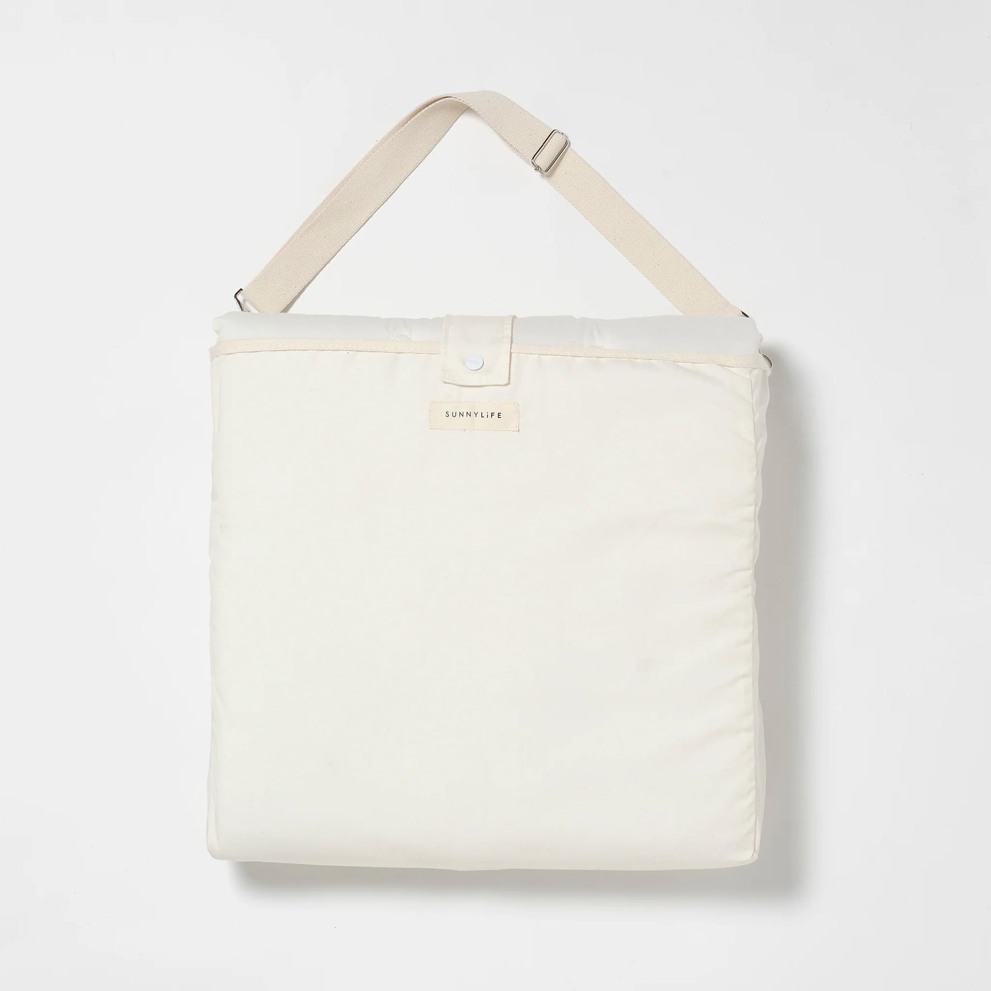 Składany biały rozkładany leżak plażowy marki Sunny Life w torbie z paskiem na ramię
