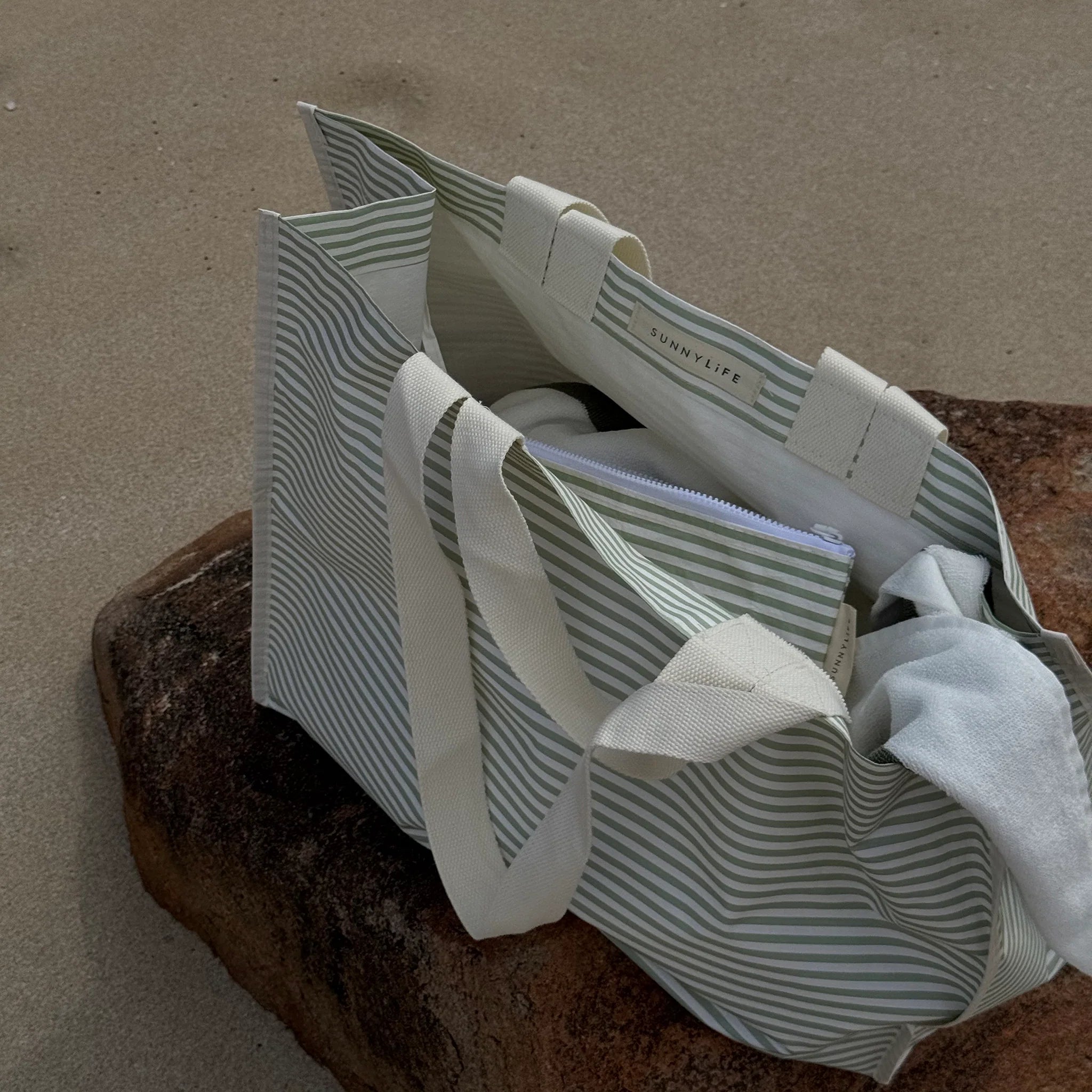 Torba plażowa pasiasta marki LOQI z długimi uchwytami na plażę i zakupy