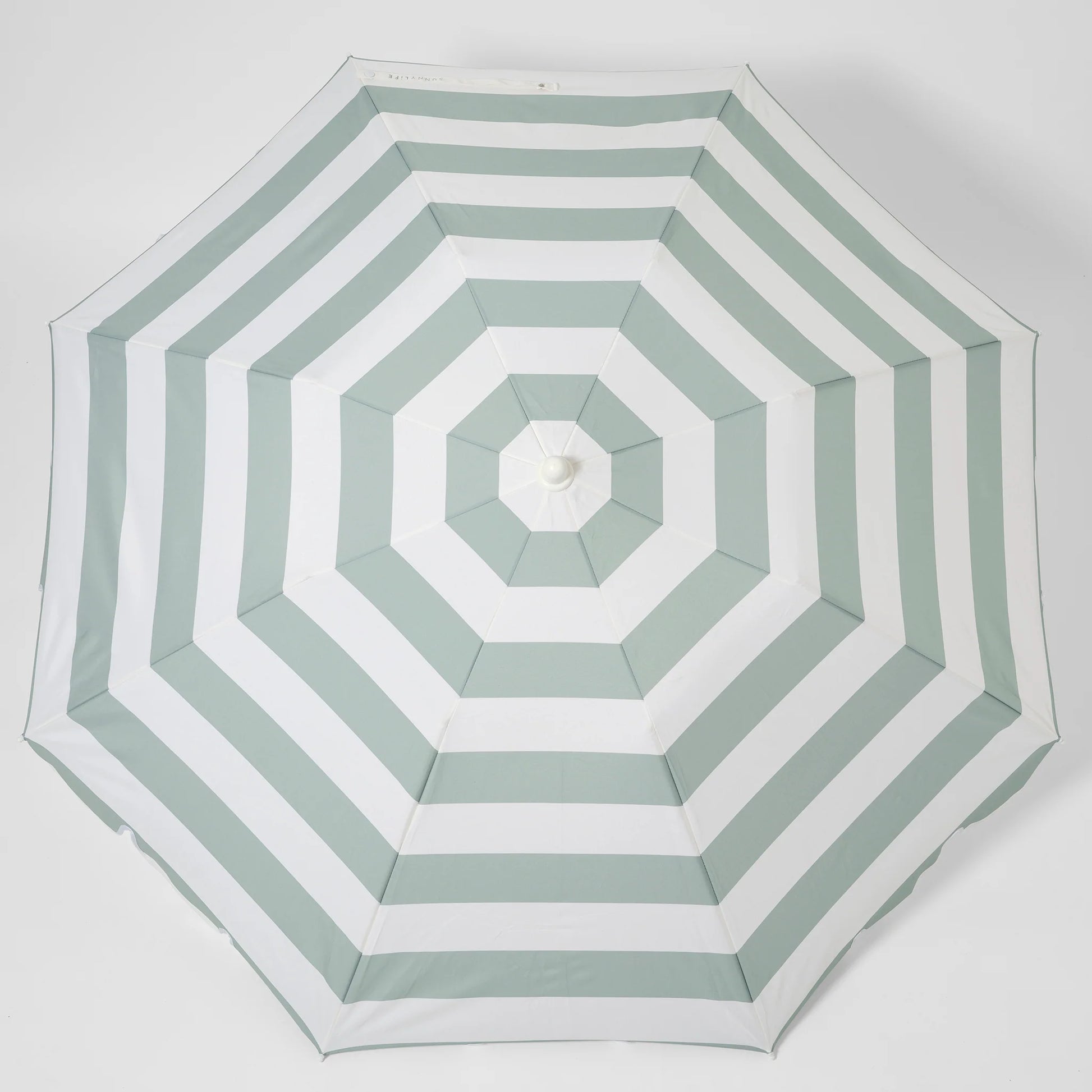 Kompaktowy parasol plażowy LOQI w białe i zielone paski idealny na plażę