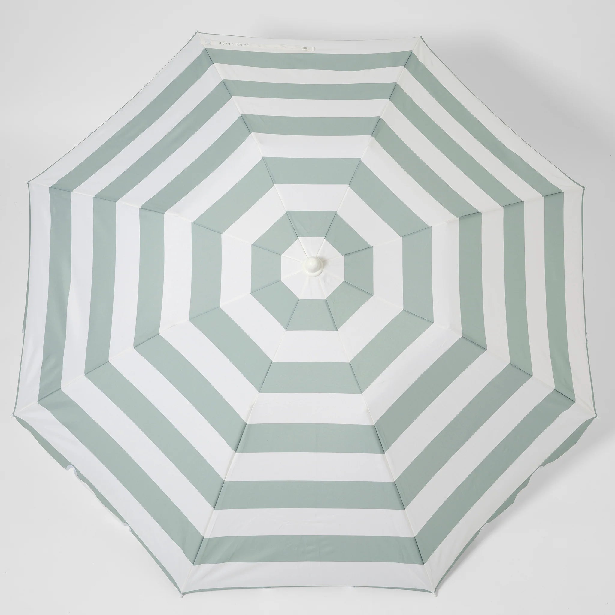 Kompaktowy parasol plażowy LOQI w białe i zielone paski idealny na plażę