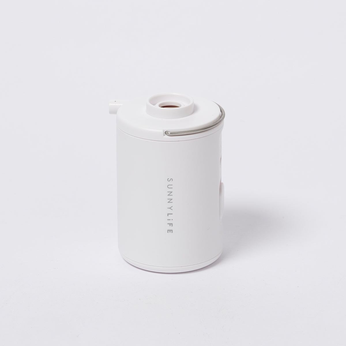 Biała elektryczna pompka do materaca LOQI o kompaktowym kształcie i nowoczesnym designie