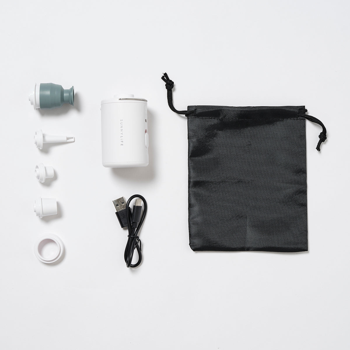 Elektryczna pompka do materaca LOQI z zestawem końcówek i kablem USB do ładowania