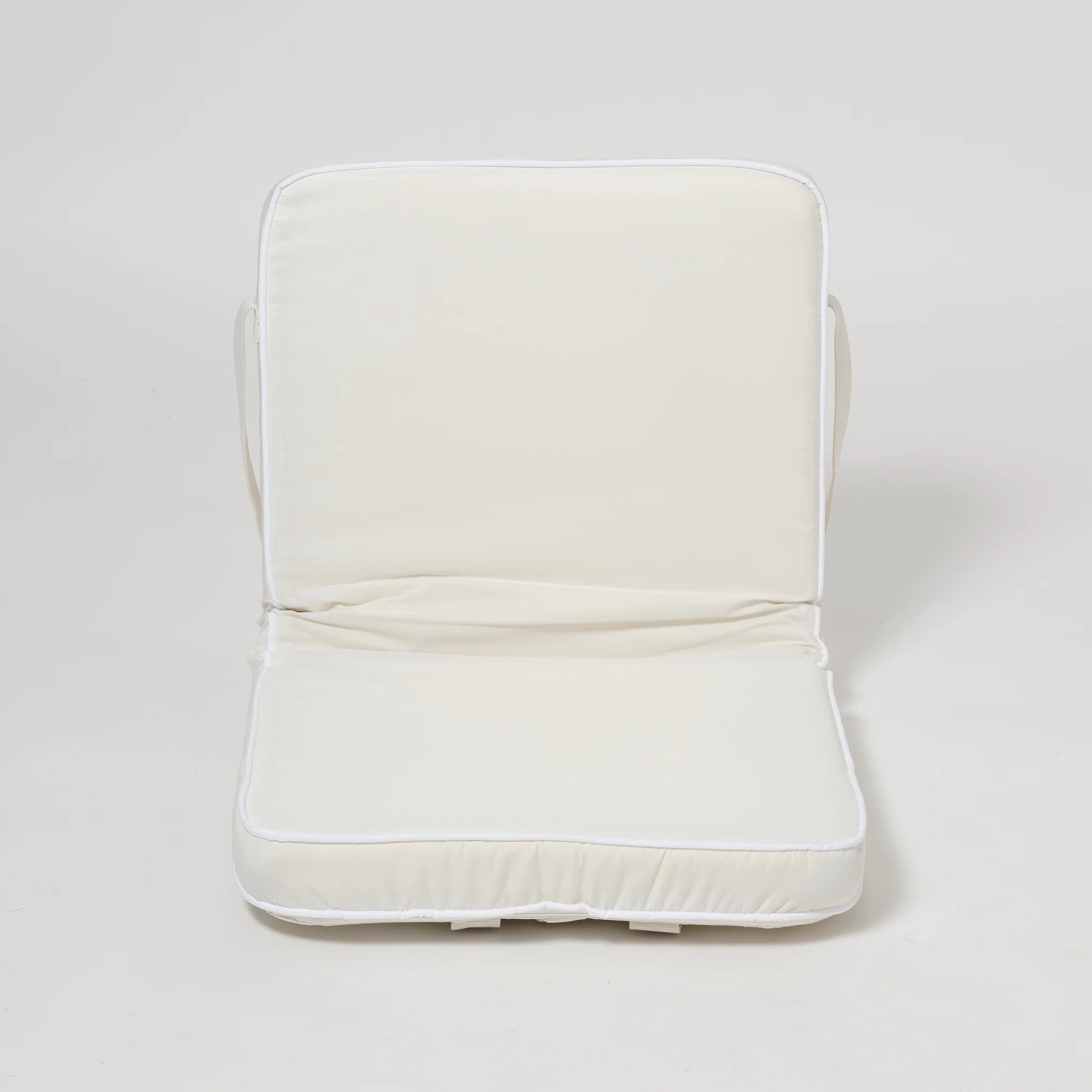 Składane krzesło Casa Cream od Sunny Life w kremowym kolorze z miękkim siedziskiem i oparciem