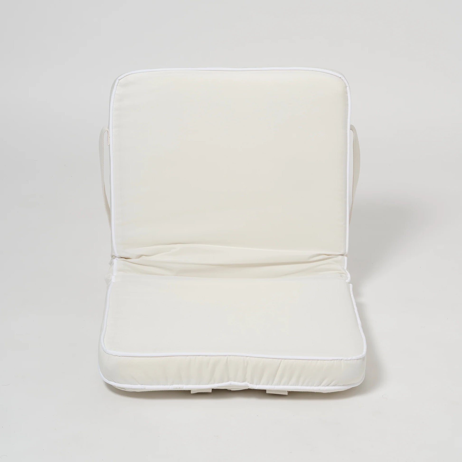 Składane krzesło Casa Cream od Sunny Life w kremowym kolorze z miękkim siedziskiem i oparciem