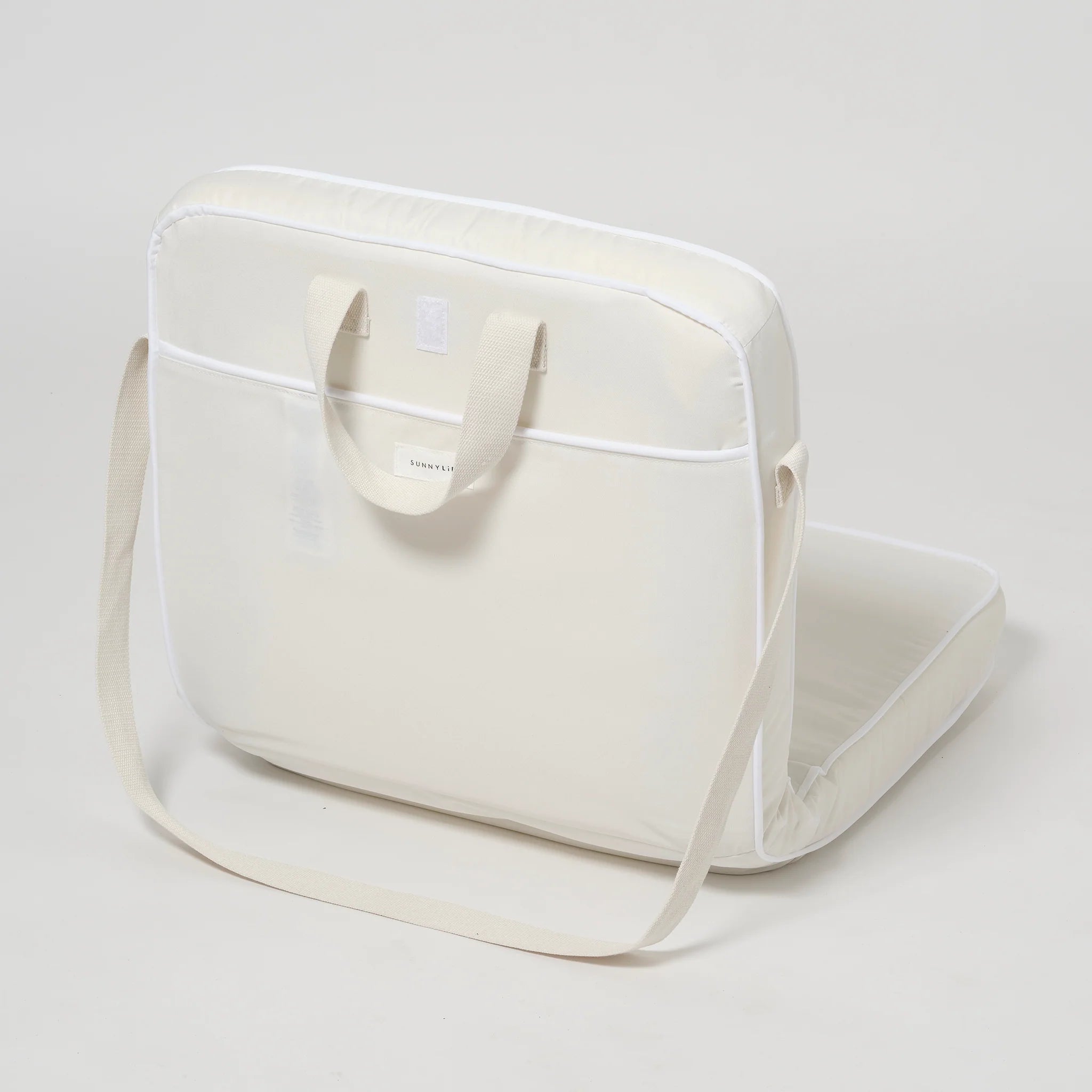 Składane krzesło Casa Cream od Sunny Life w kremowym kolorze z wygodnym paskiem na ramię