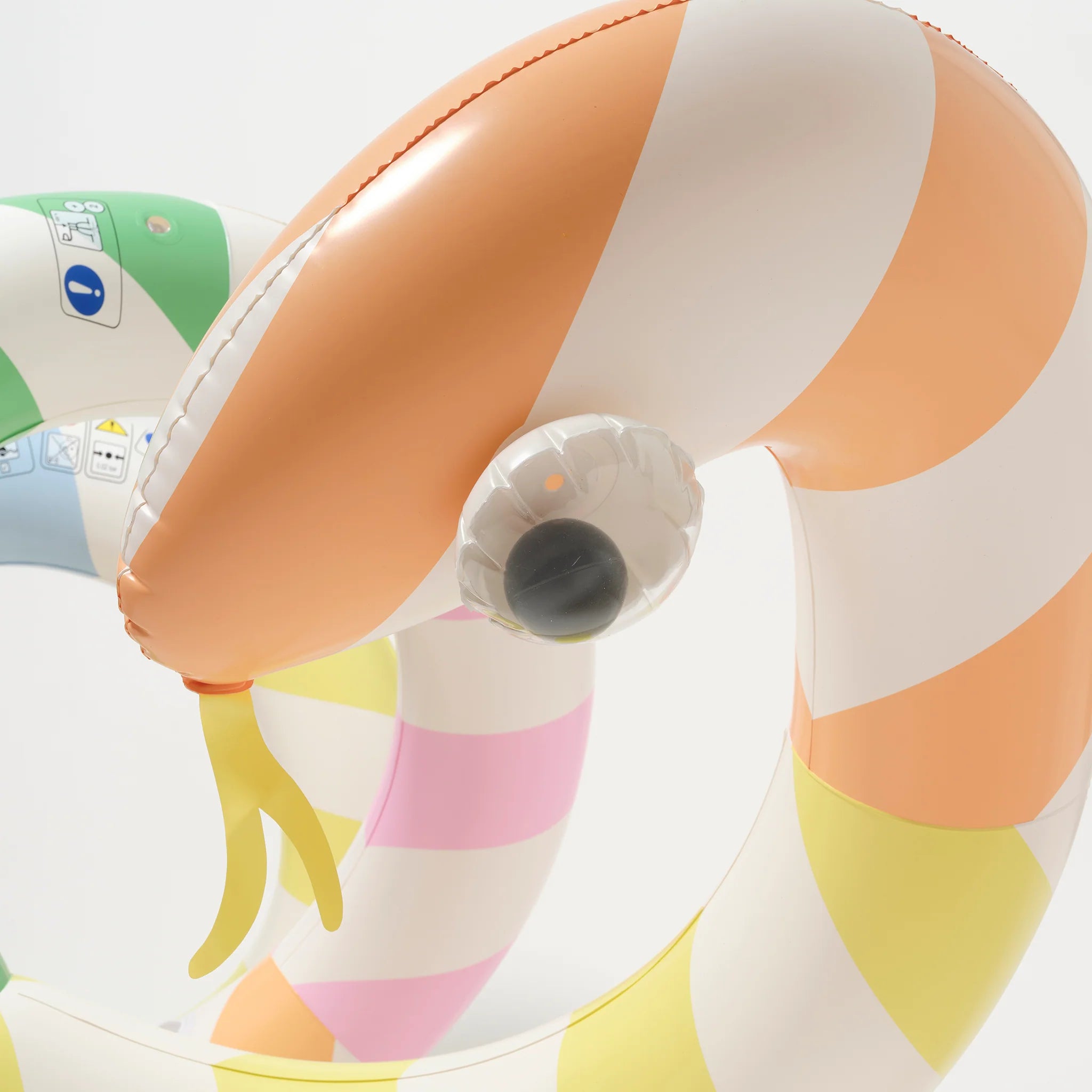 Gigantyczny dmuchany makaron LOQI w pastelowe paski idealny do wodnych zabaw i relaksu