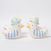 LOQI dmuchane rękawki dla dzieci w kształcie białych kur z niebiesko-białymi paskami i zielonym kapeluszem