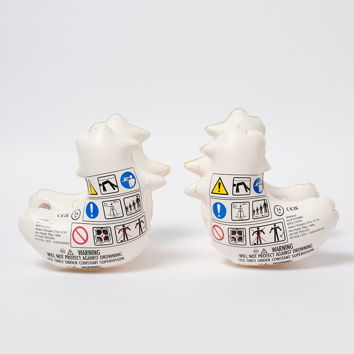 Białe dmuchane rękawki dla dzieci marki LOQI z instrukcjami bezpieczeństwa