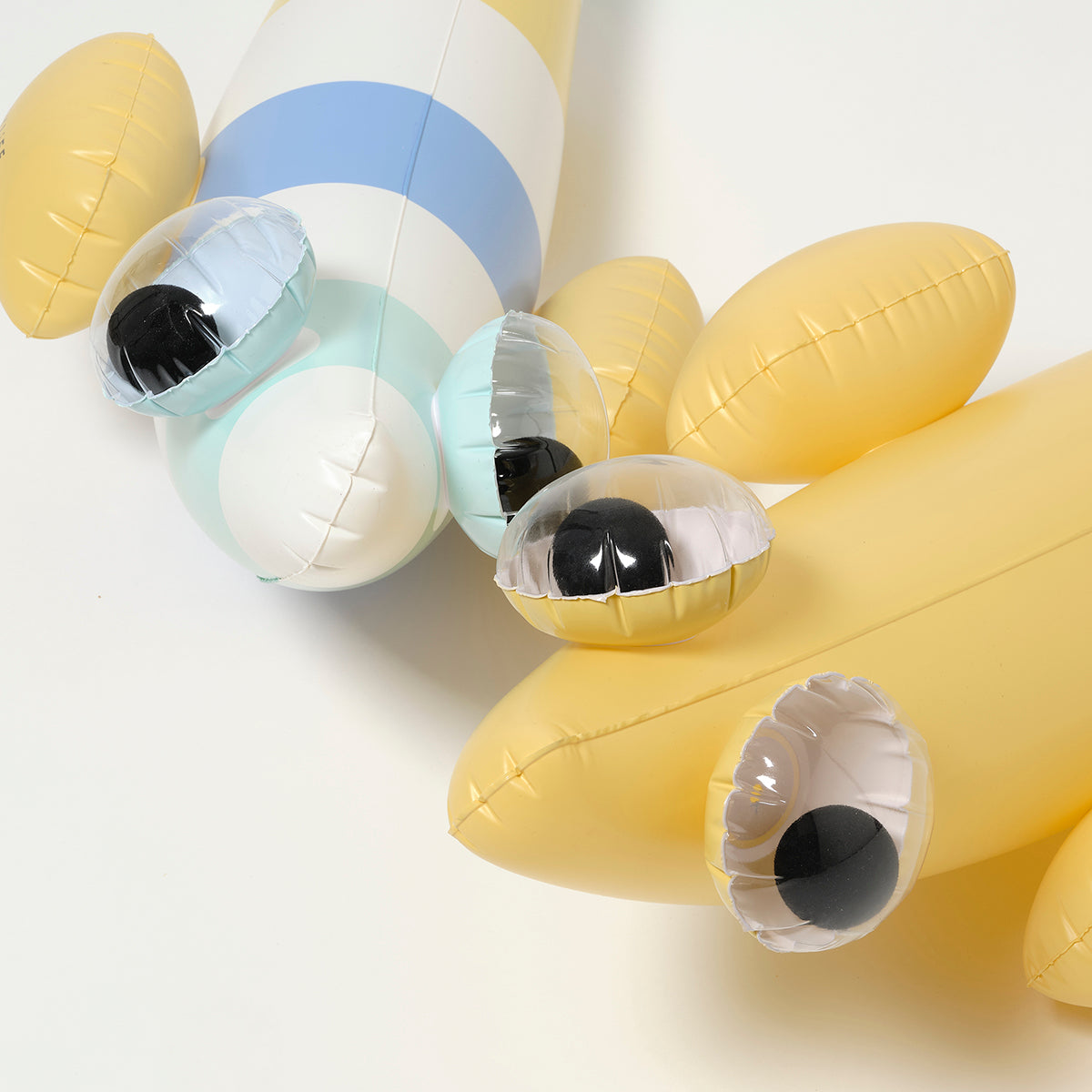 Dmuchane makarony do pływania dla dzieci w jasnych kolorach z zabawnym wzorem na białym tle