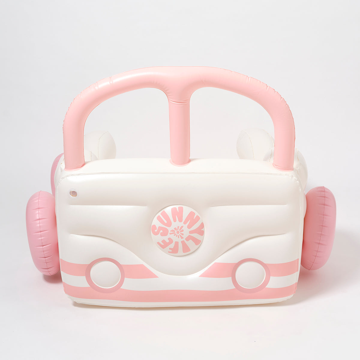 Różowo-białe dmuchane łóżko dziecięce w kształcie samochodu marki LOQI