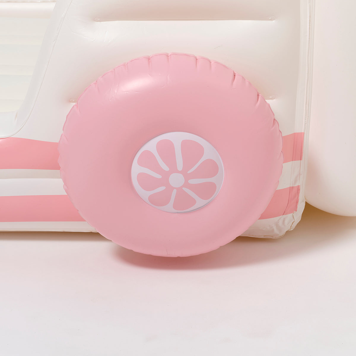 Różowe koło z dmuchanego łóżka dziecięcego LOQI w kształcie samochodu