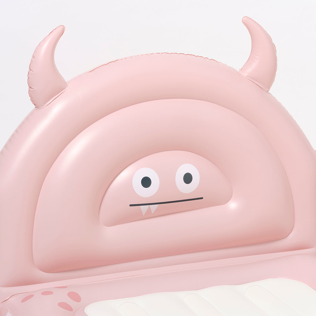 Różowe dmuchane łóżko dla dzieci z uroczym potworkiem i rogami od LOQI