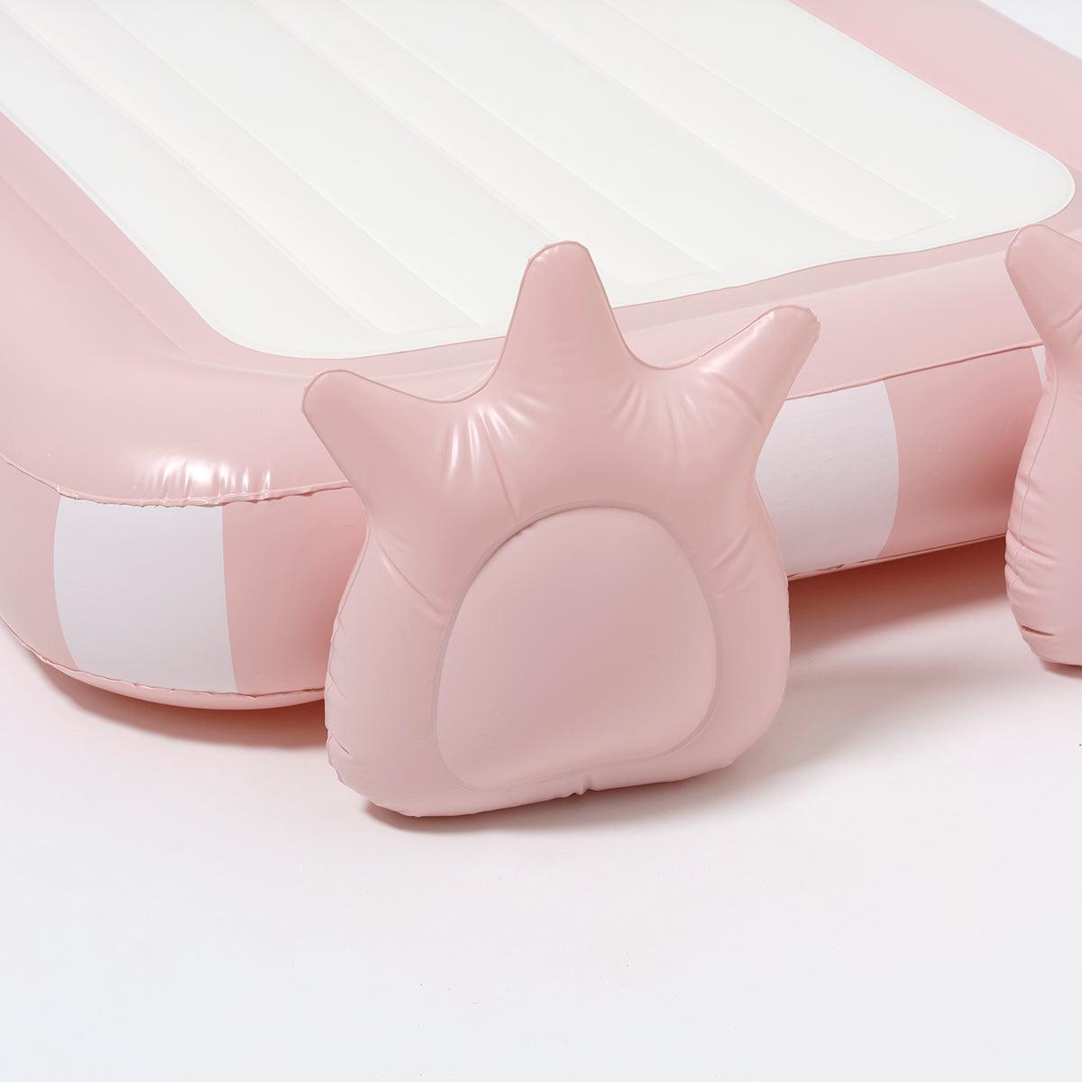 Różowo-białe dmuchane łóżko dla dzieci marki LOQI z ozdobami w kształcie łap
