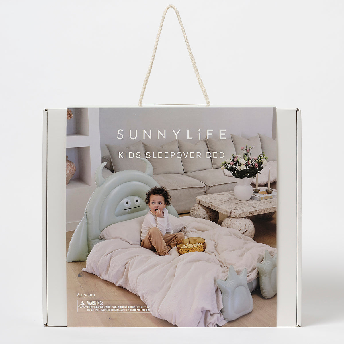 Dmuchane łóżko dla dzieci LOQI z miękką pościelą i uroczym wzorem rekina w salonie