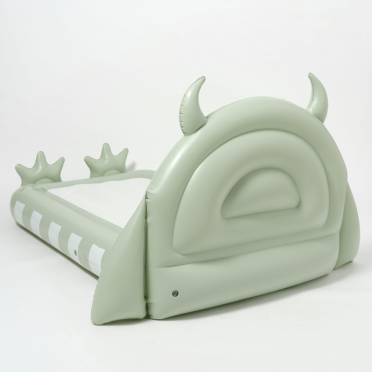 Szare dmuchane łóżko dla dzieci z rogami i miękkim materacem od LOQI